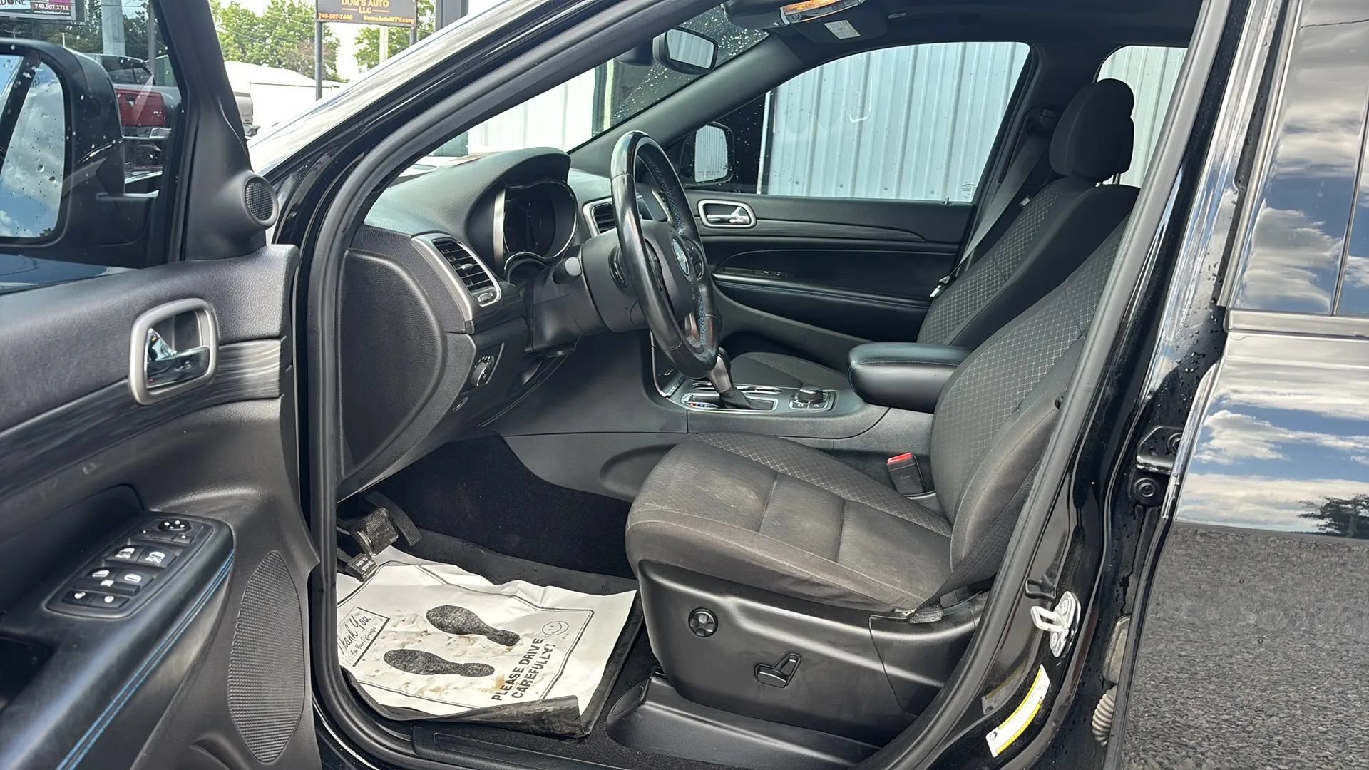 Used 2019 Jeep Grand Cherokee Laredo AWD/4WD image 18