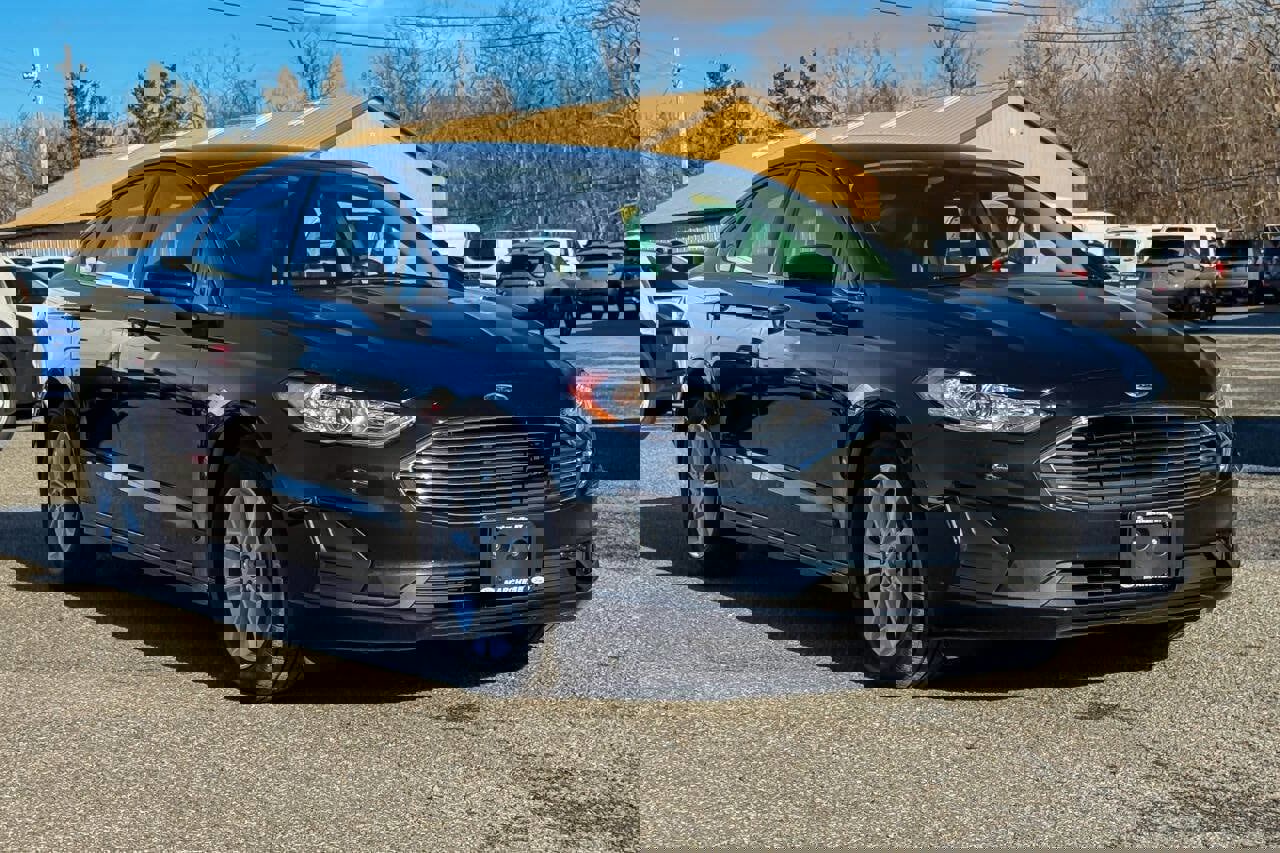 Used 2020 Ford Fusion SE image 1