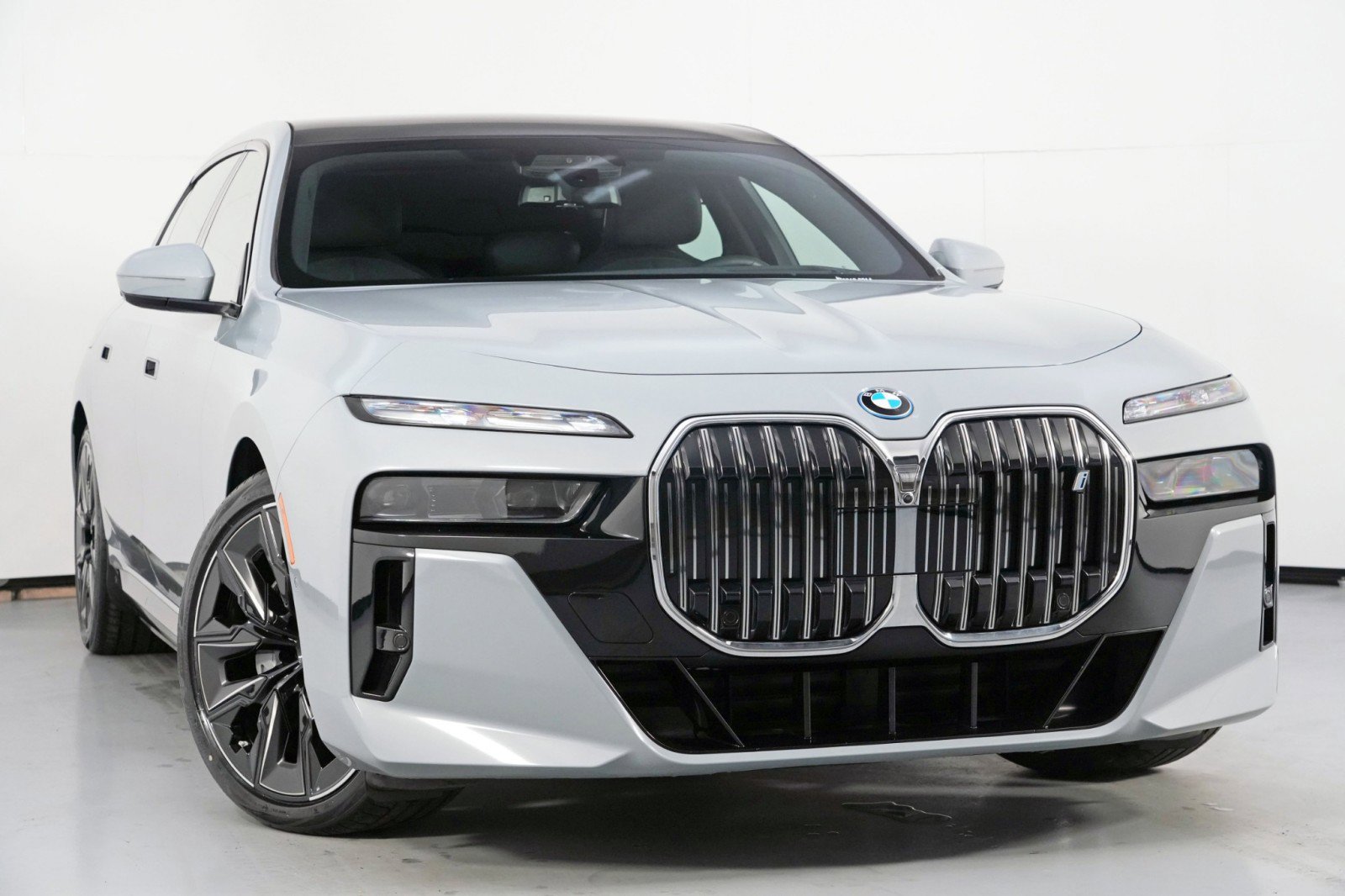 Used 2023 BMW i7 xDrive60 w/ Executive Package 2 image 4