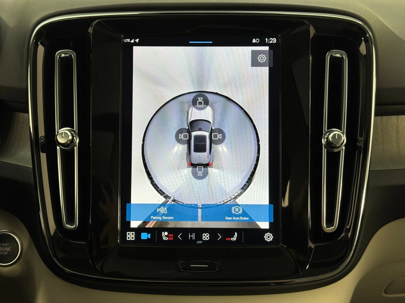 Used 2024 Volvo XC40 B5 Ultimate w/ Protection Package Premier image 30