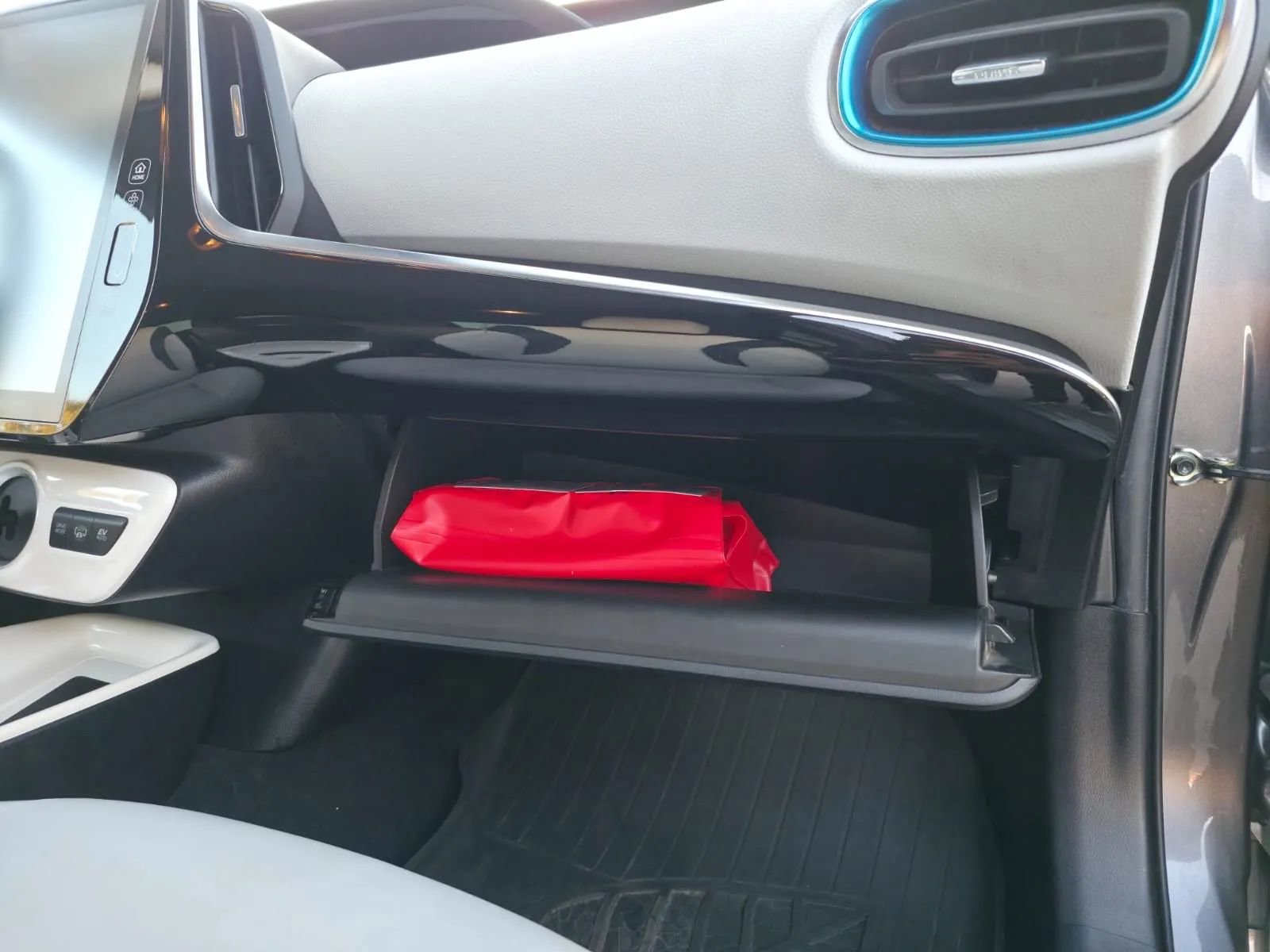 Used 2018 Toyota Prius Prime Premium image 19