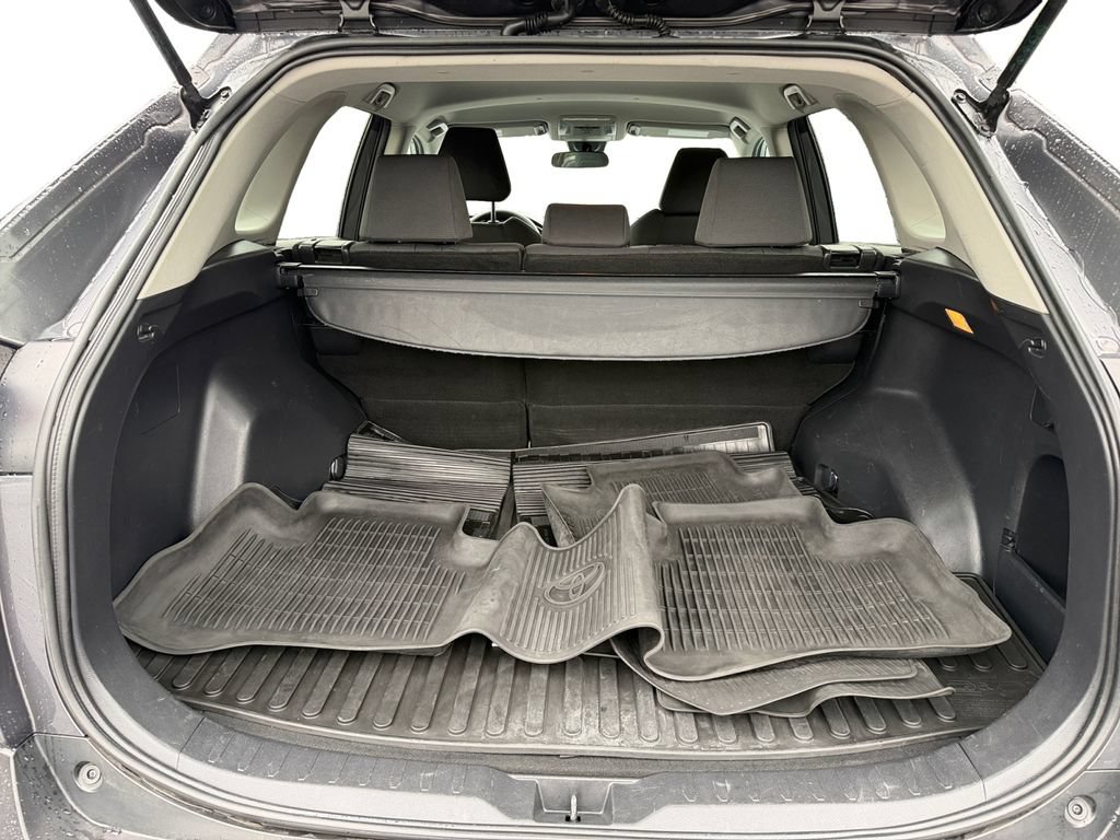 Used 2021 Toyota RAV4 XLE AWD/4WD image 11