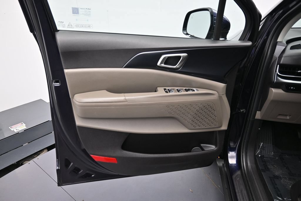 Used 2025 Kia Carnival FWD image 9