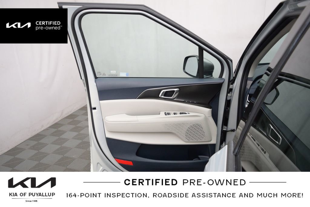 Used 2025 Kia Carnival SX w/ SX Dark Edition Package image 9