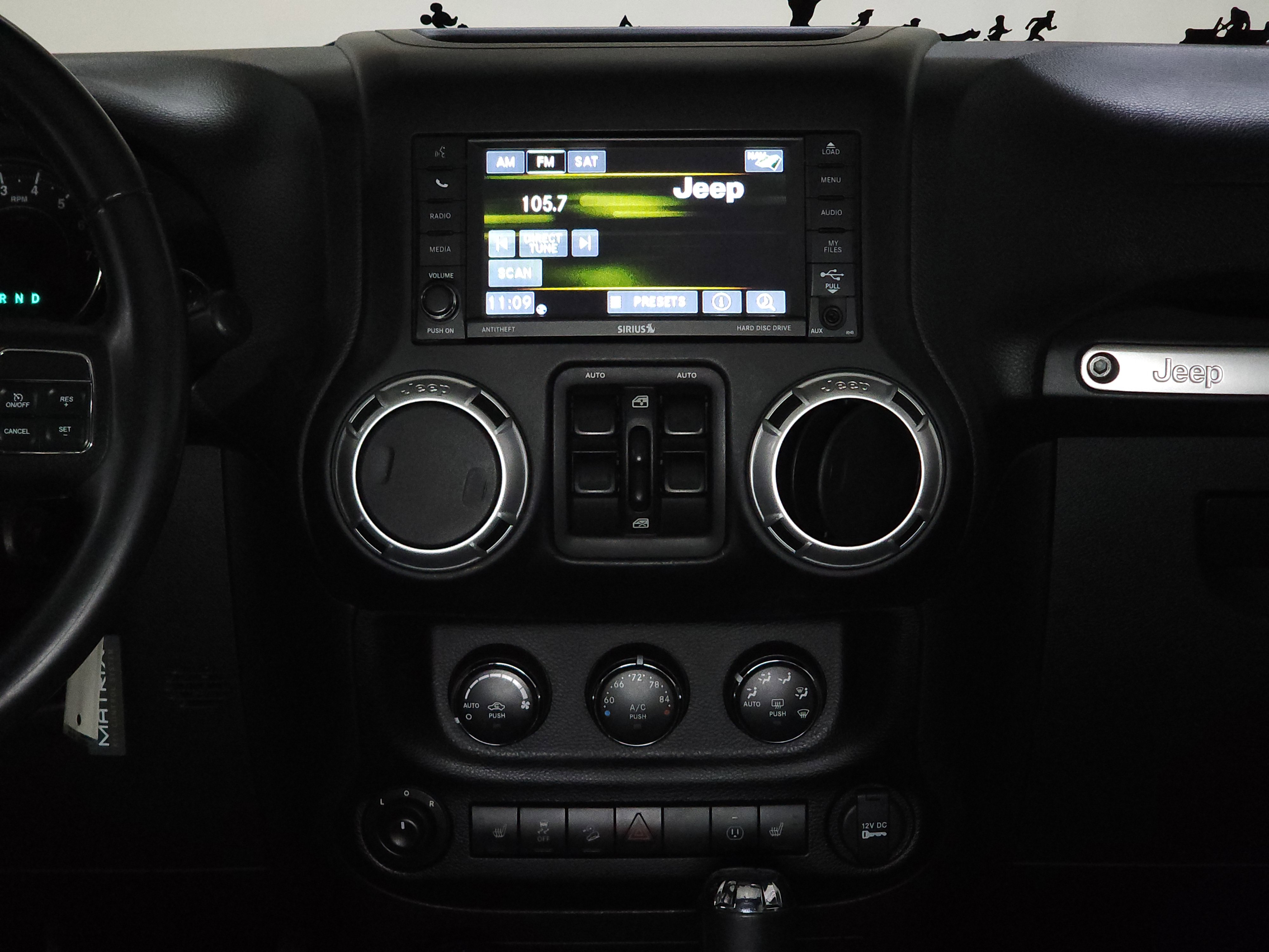 Used 2015 Jeep Wrangler Unlimited Sahara w/ Connectivity Group image 28