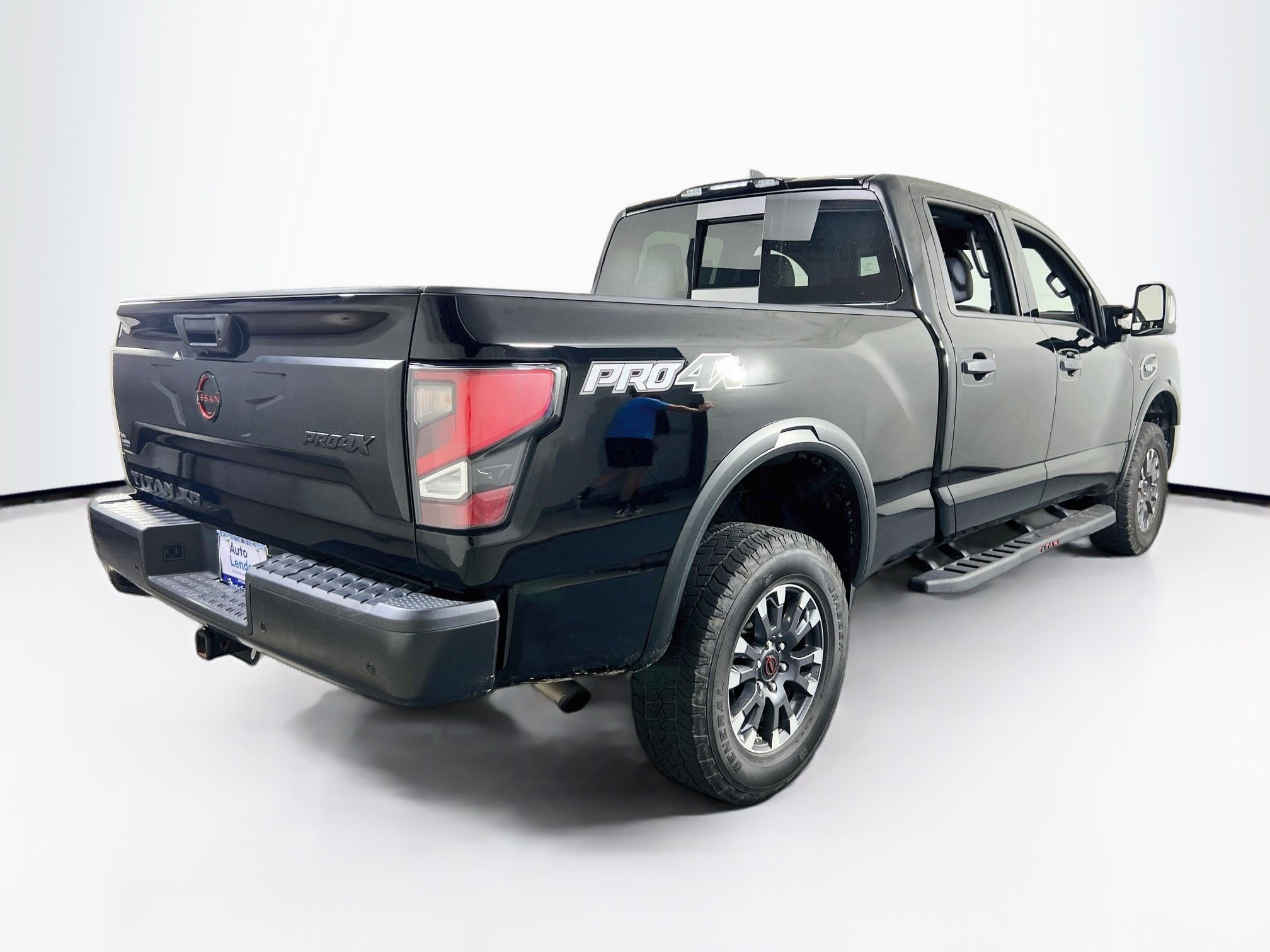 Used 2023 Nissan Titan PRO-4X w/ Pro-4x Convenience Package AWD/4WD image 5