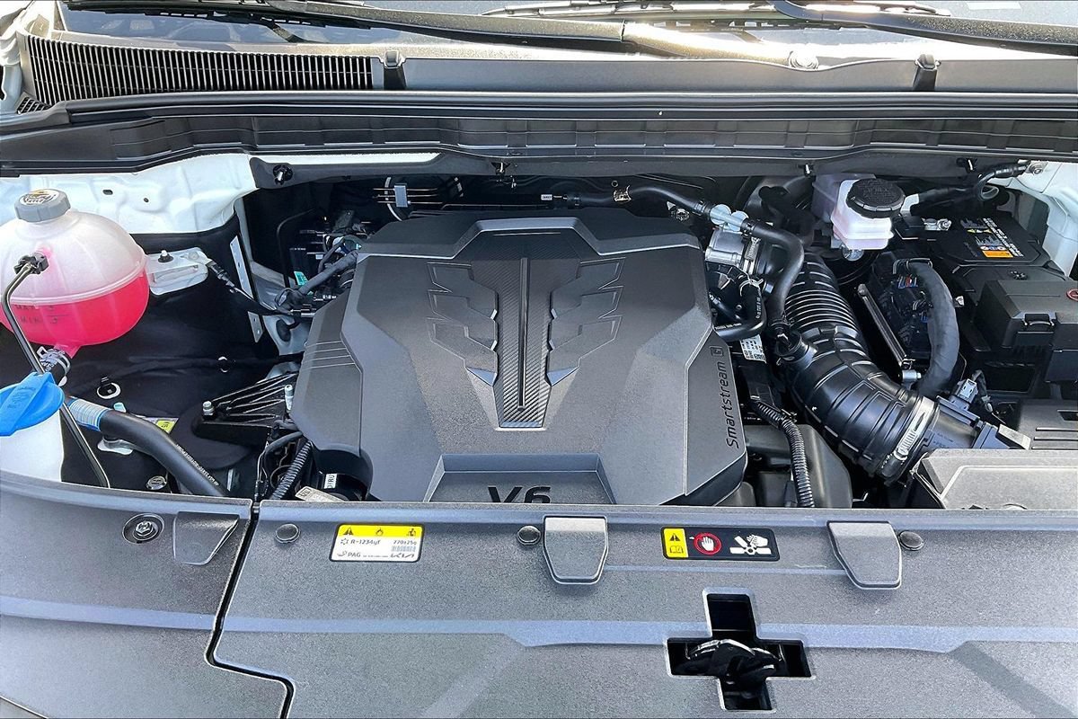 Used 2025 Kia Carnival FWD image 37