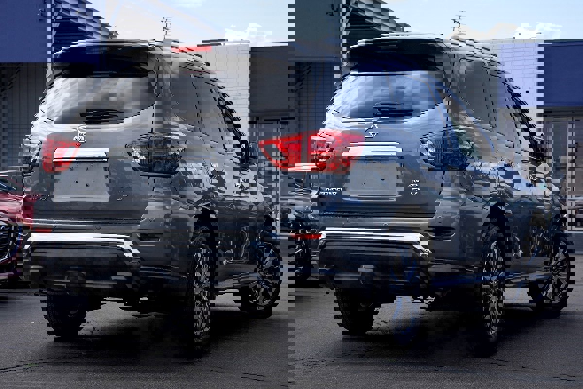 Used 2019 Nissan Pathfinder SV image 2