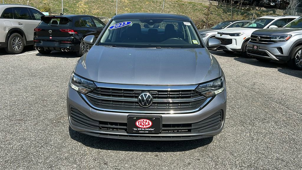Used 2023 Volkswagen Jetta SE w/ Panoramic Sunroof Package FWD image 2