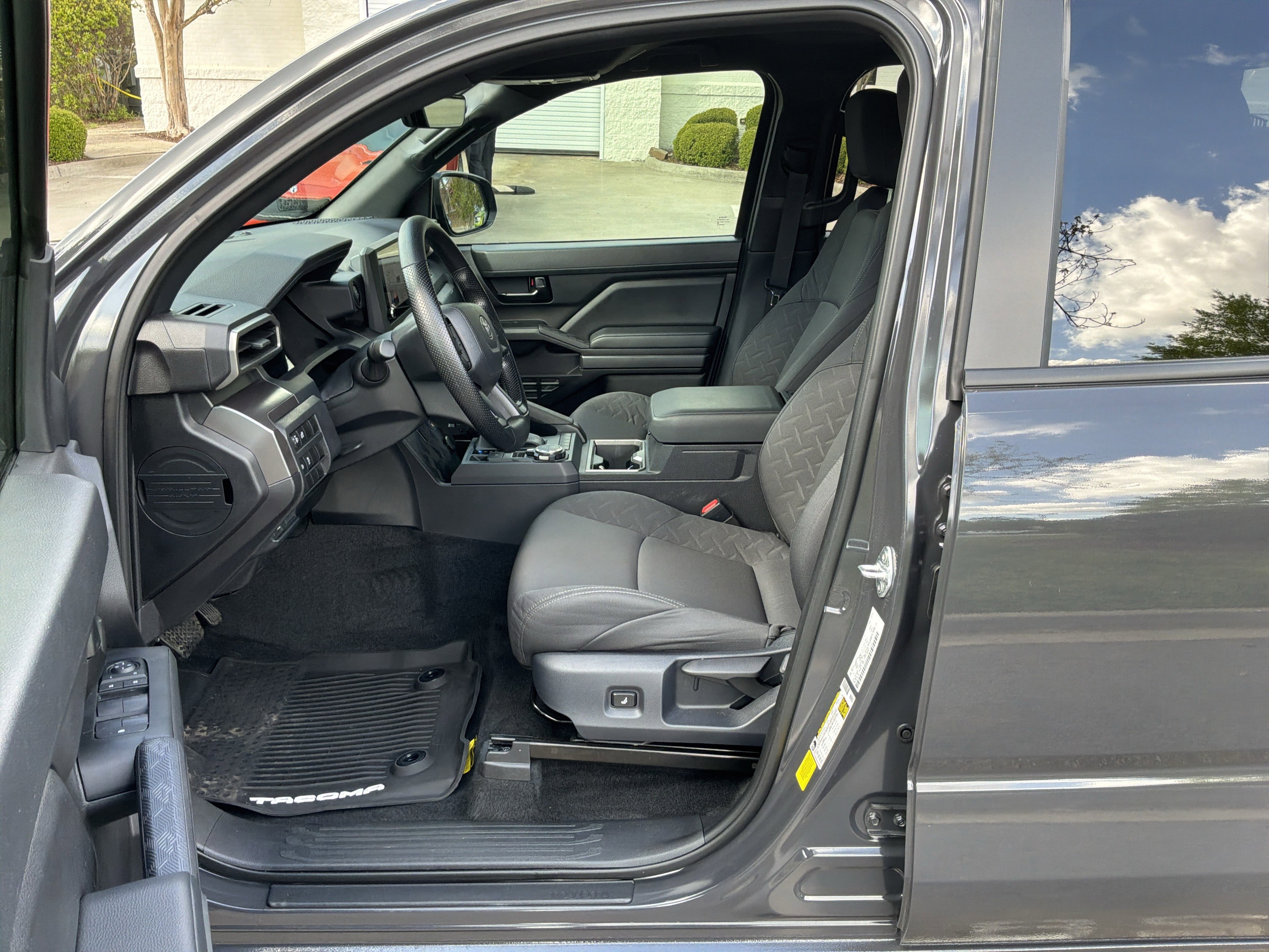 Used 2025 Toyota Tacoma SR5 AWD/4WD image 16