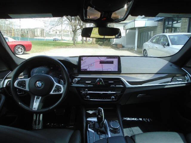 Used 2021 BMW 530i xDrive w/ M Sport Package image 12