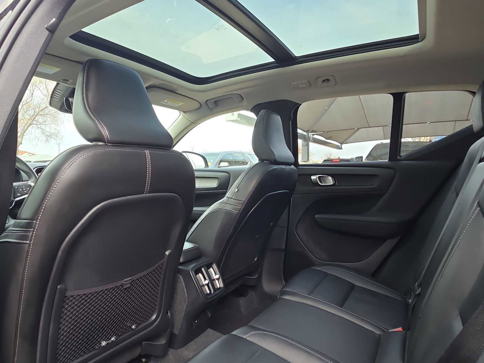 Used 2023 Volvo XC40 B4 Ultimate image 11