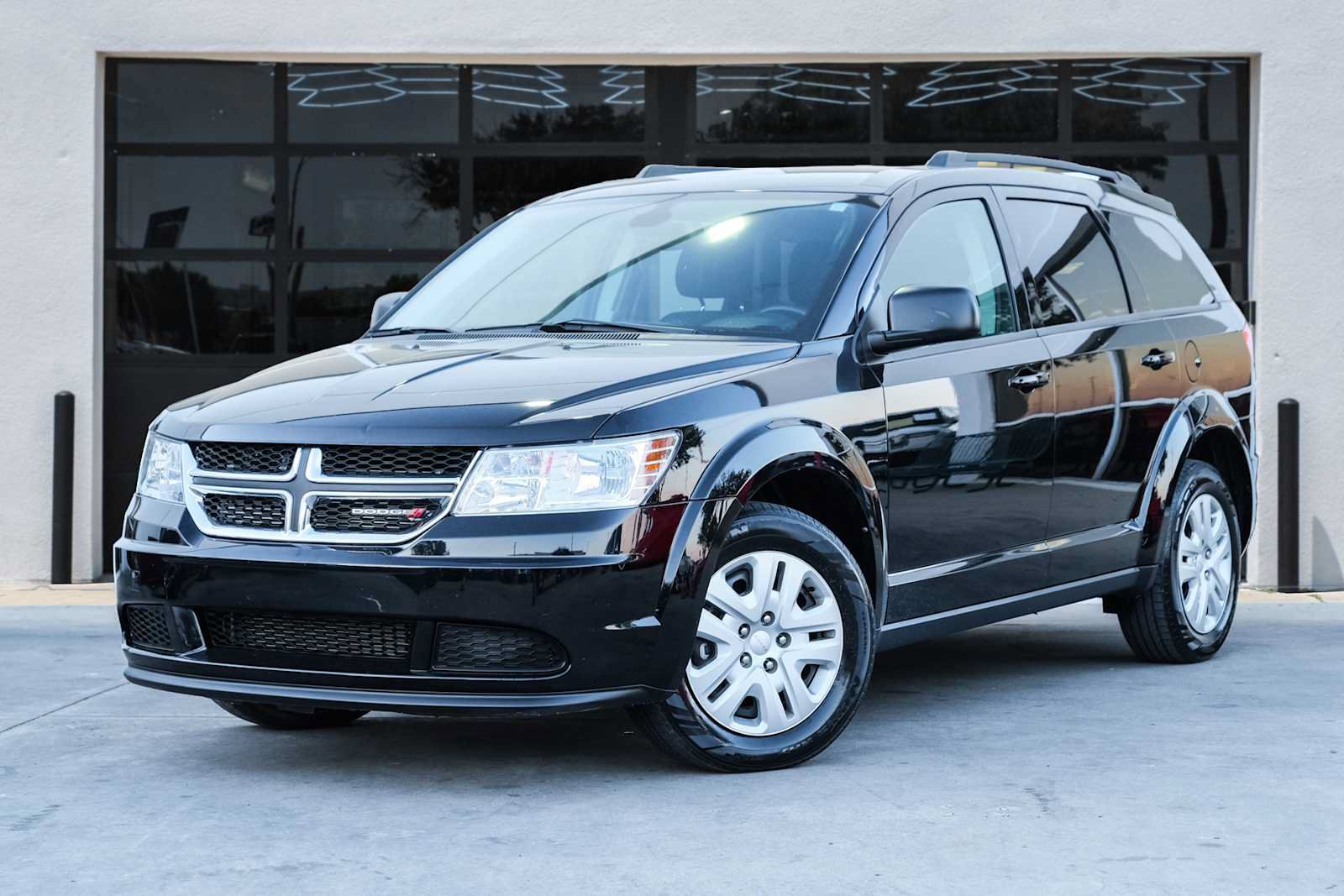 Used 2020 Dodge Journey SE FWD image 1