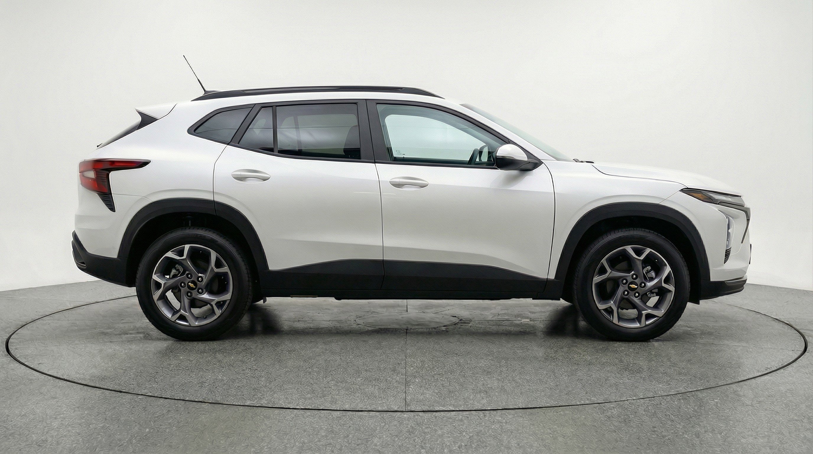 Used 2025 Chevrolet Trax LT image 11