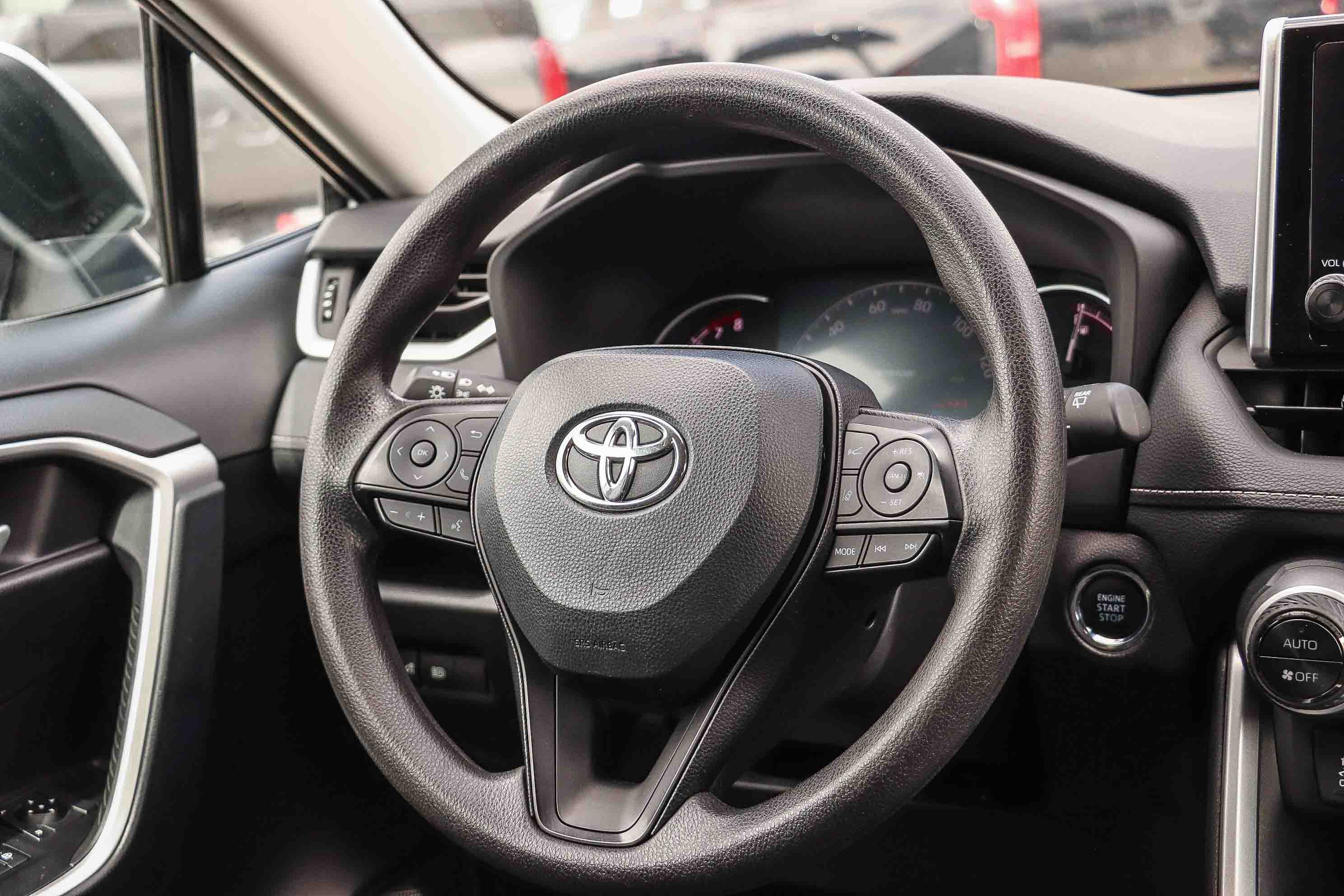 Used 2025 Toyota RAV4 XLE FWD image 15