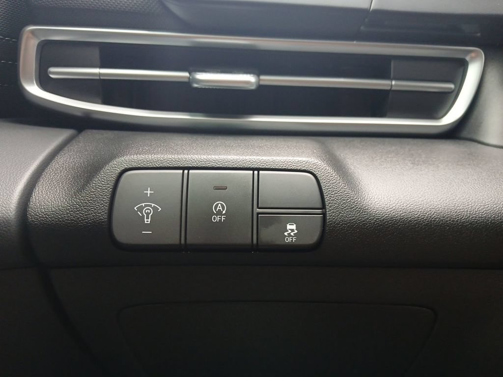 Used 2025 Hyundai Elantra SE FWD image 19