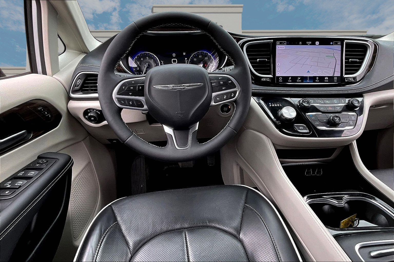 Used 2024 Chrysler Pacifica Limited image 5