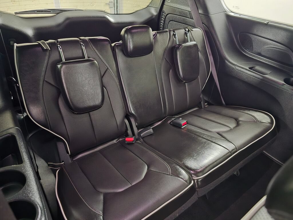 Used 2023 Chrysler Pacifica Limited w/ Uconnect Theater Family Group FWD image 36