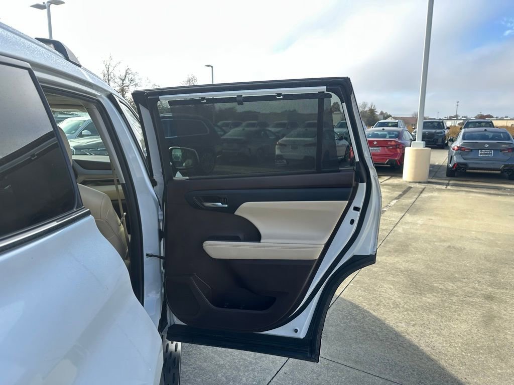 Used 2022 Toyota Highlander XLE image 27