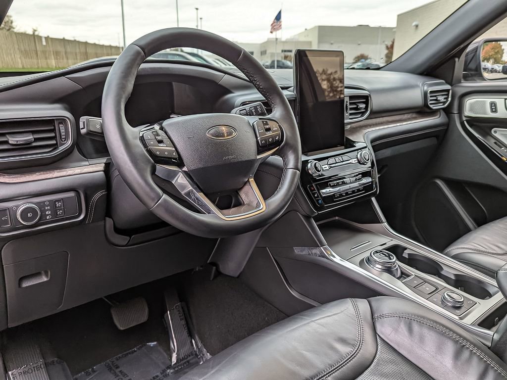 Used 2022 Ford Explorer Platinum w/ Equipment Group 601A image 16