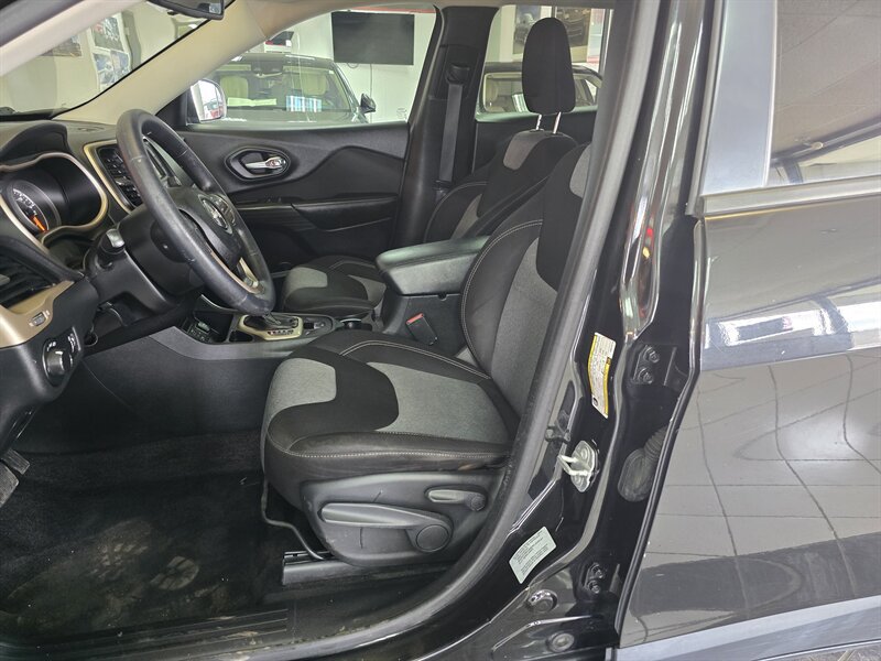 Used 2016 Jeep Cherokee Sport FWD image 9