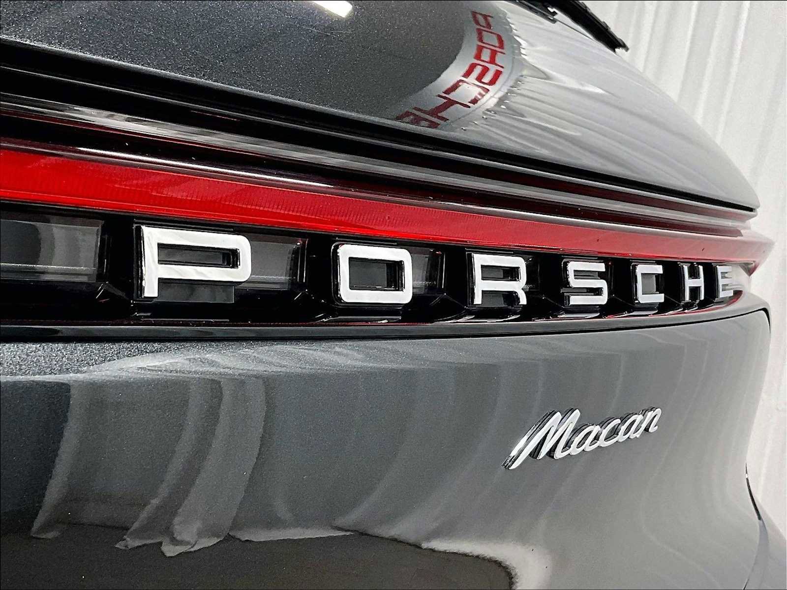 Used 2025 Porsche Macan image 34