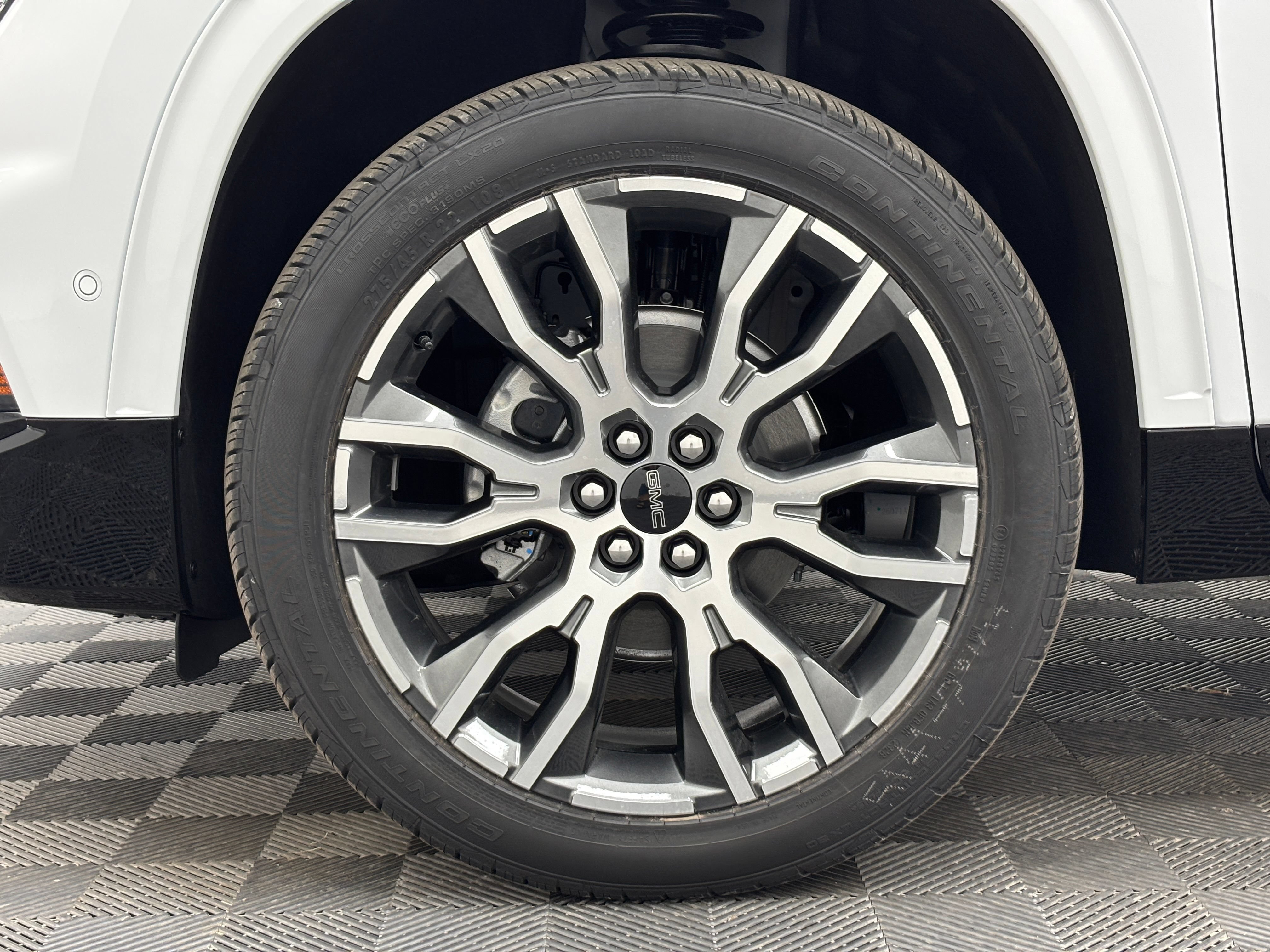 New 2026 GMC Acadia Denali Ultimate w/ LPO, Floor Liner Package AWD/4WD image 19