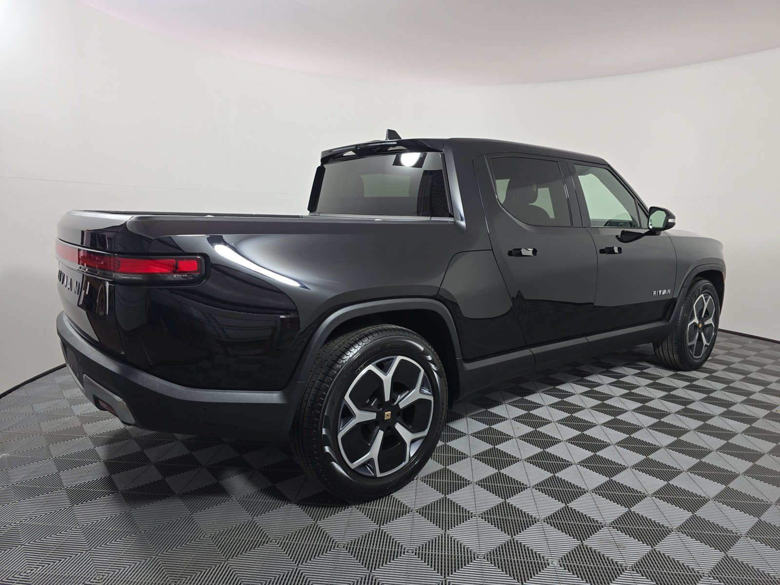 Used 2024 Rivian R1T Adventure AWD/4WD image 5