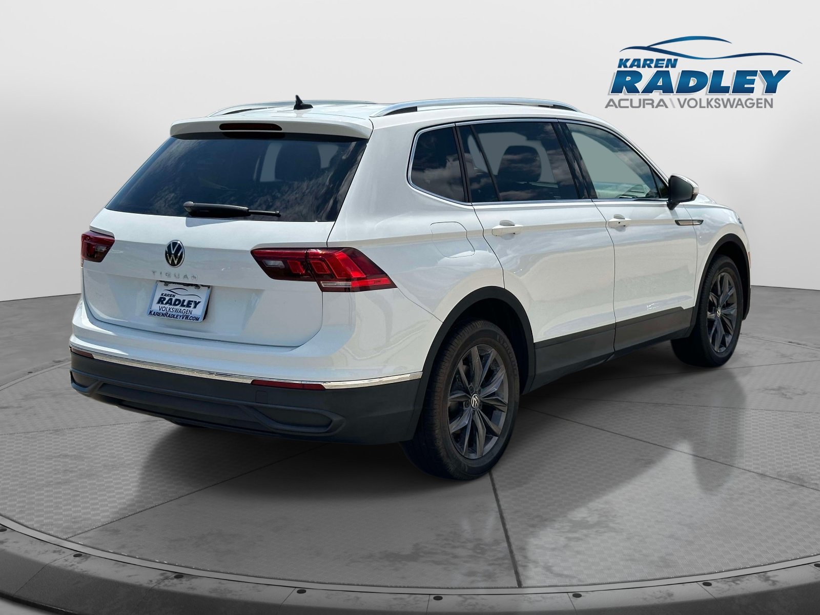 Certified 2022 Volkswagen Tiguan SE FWD image 2