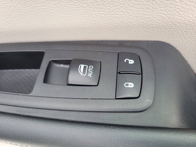 Used 2023 Chrysler Pacifica Touring-L image 8