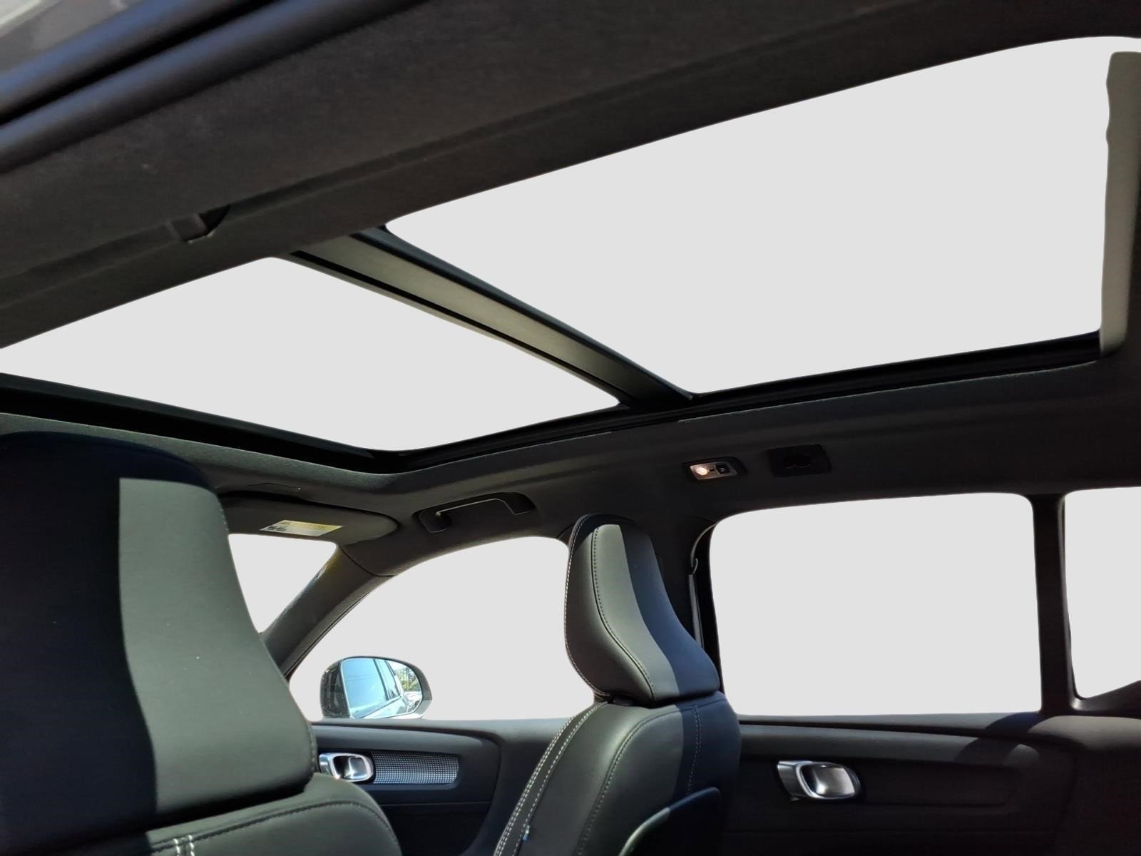 Used 2019 Volvo XC40 T5 R-Design image 15