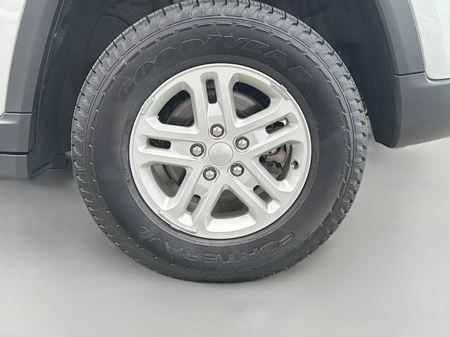 Used 2023 Jeep Grand Cherokee Laredo AWD/4WD image 28