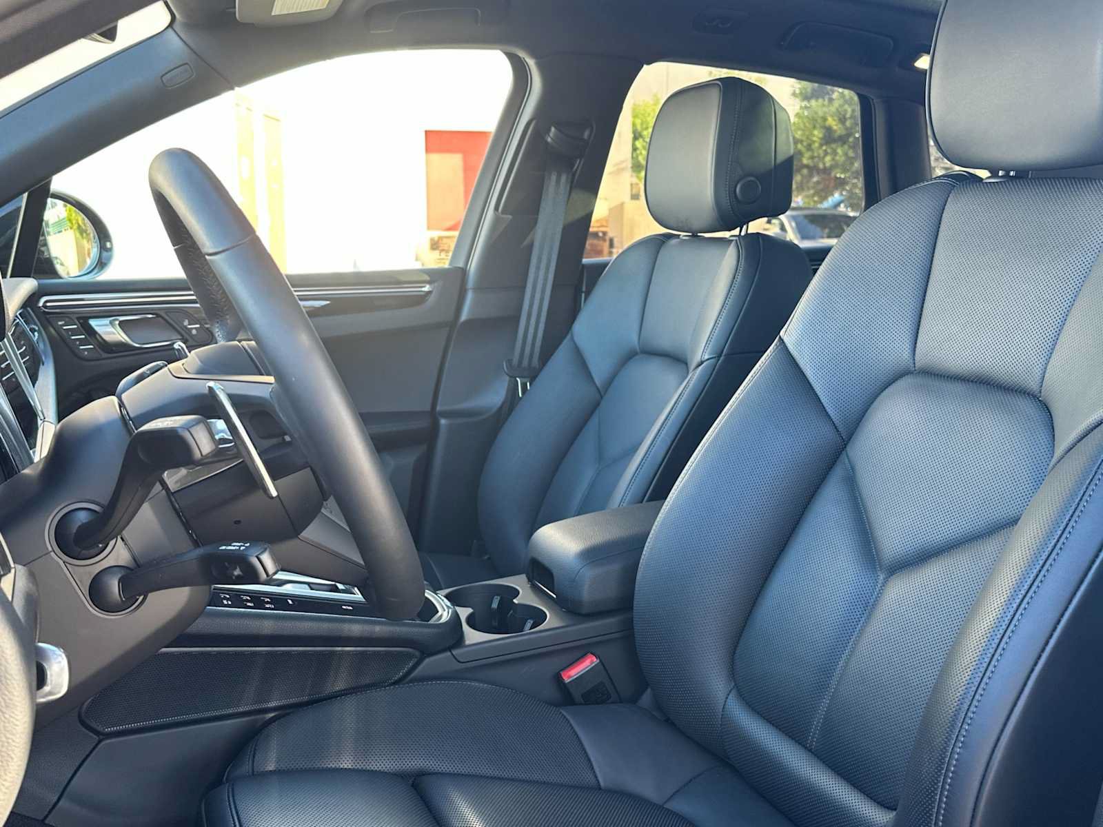 Certified 2025 Porsche Macan AWD/4WD image 5