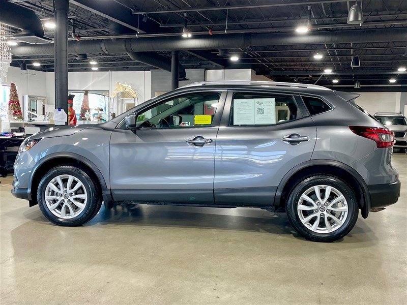 Used 2021 Nissan Rogue Sport SV image 2