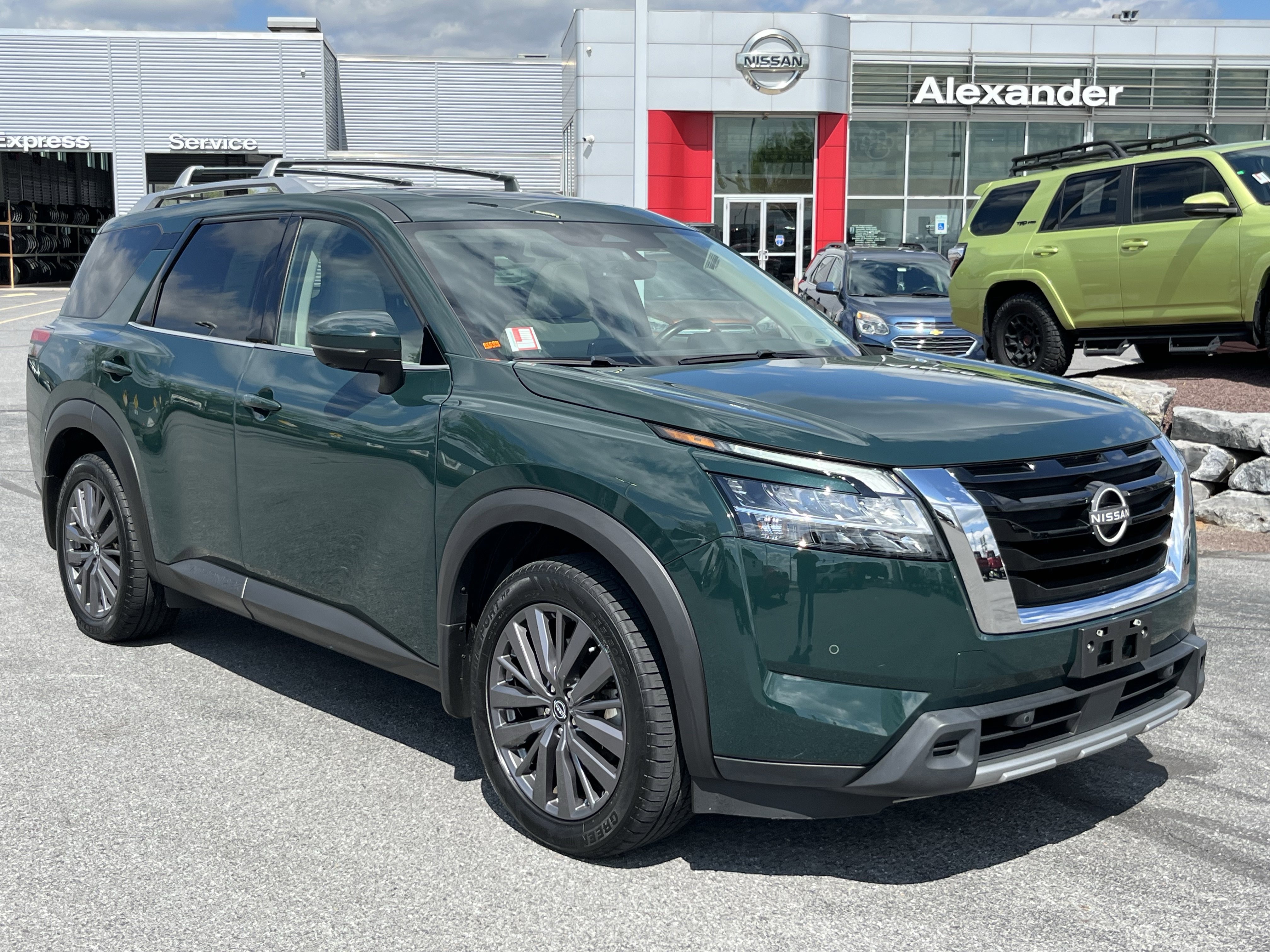 Used 2023 Nissan Pathfinder SL w/ SL Premium Package AWD/4WD image 1