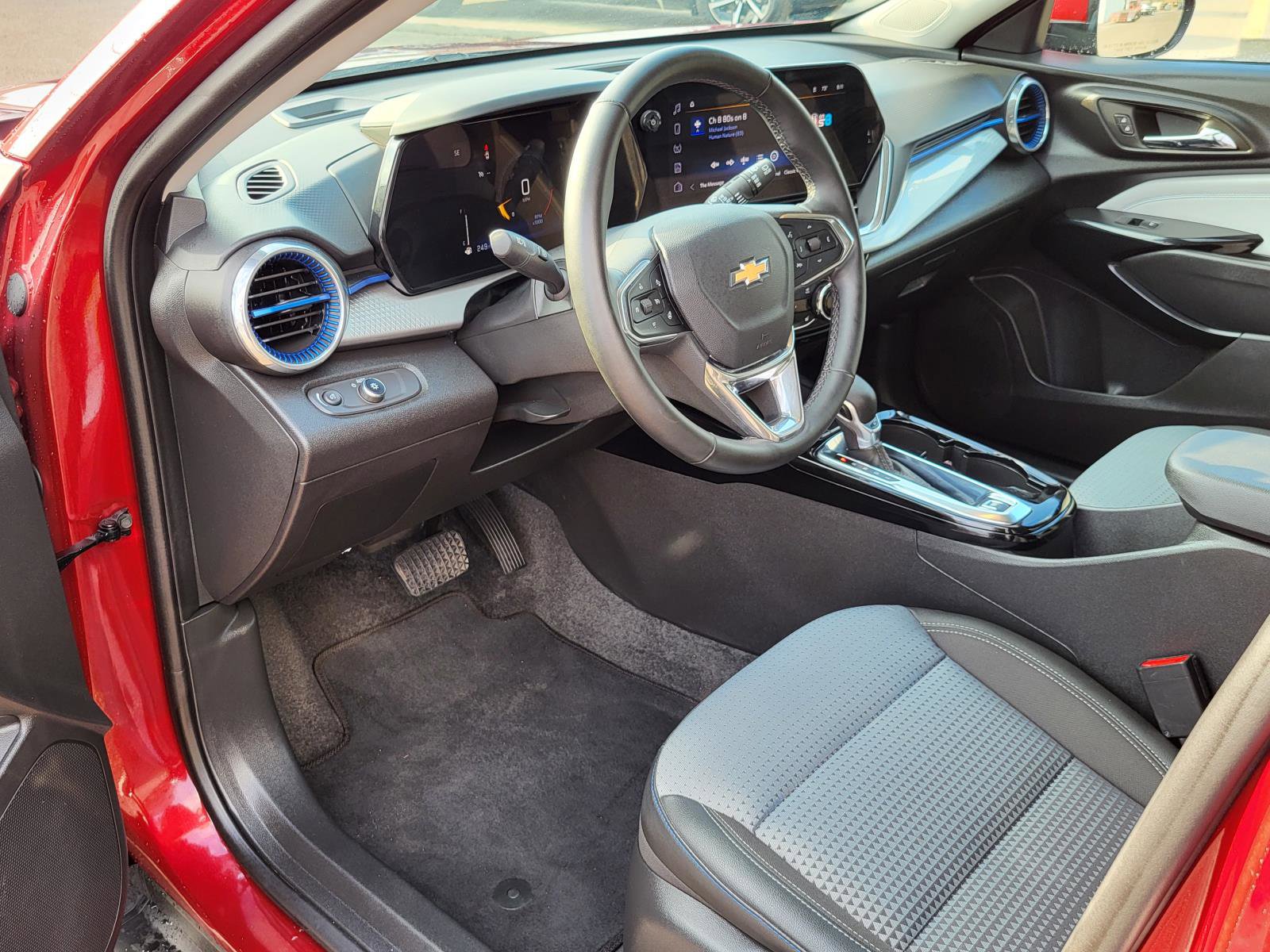 Used 2025 Chevrolet Trax LT w/ LT Convenience Package image 16