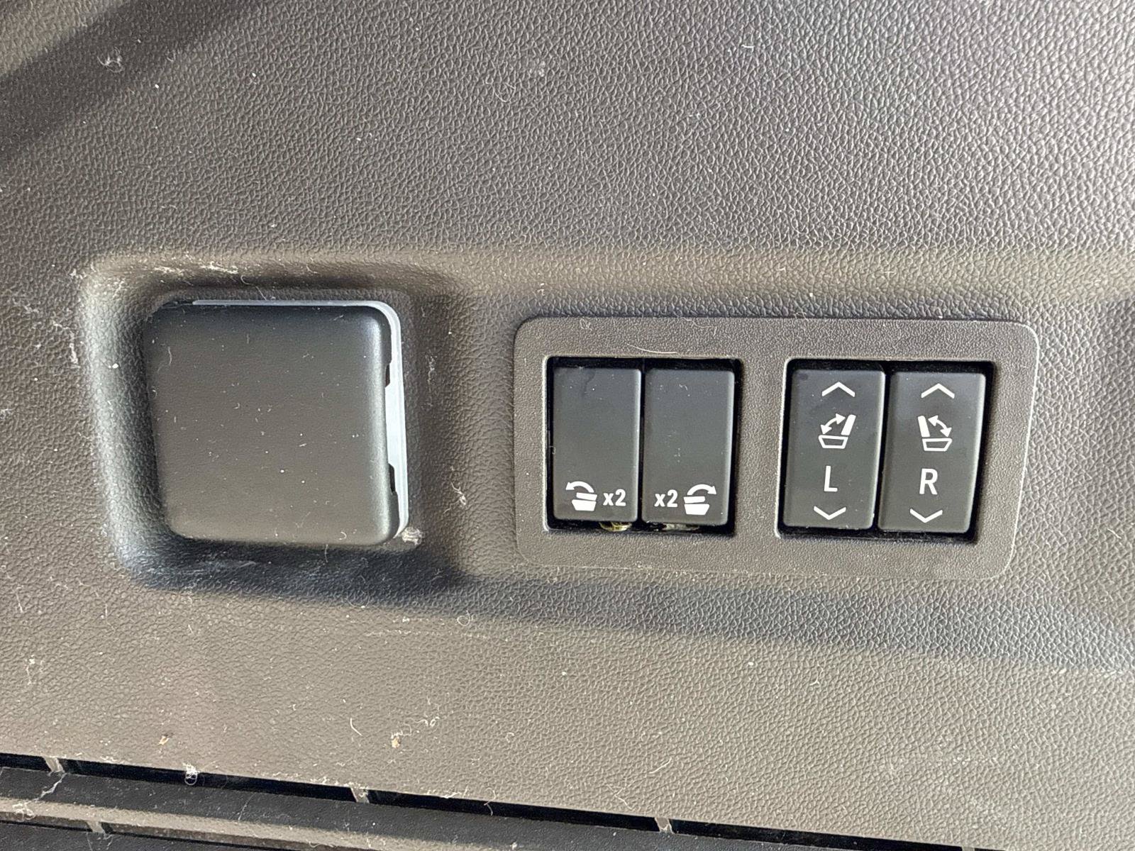 Used 2023 GMC Yukon Denali RWD image 32