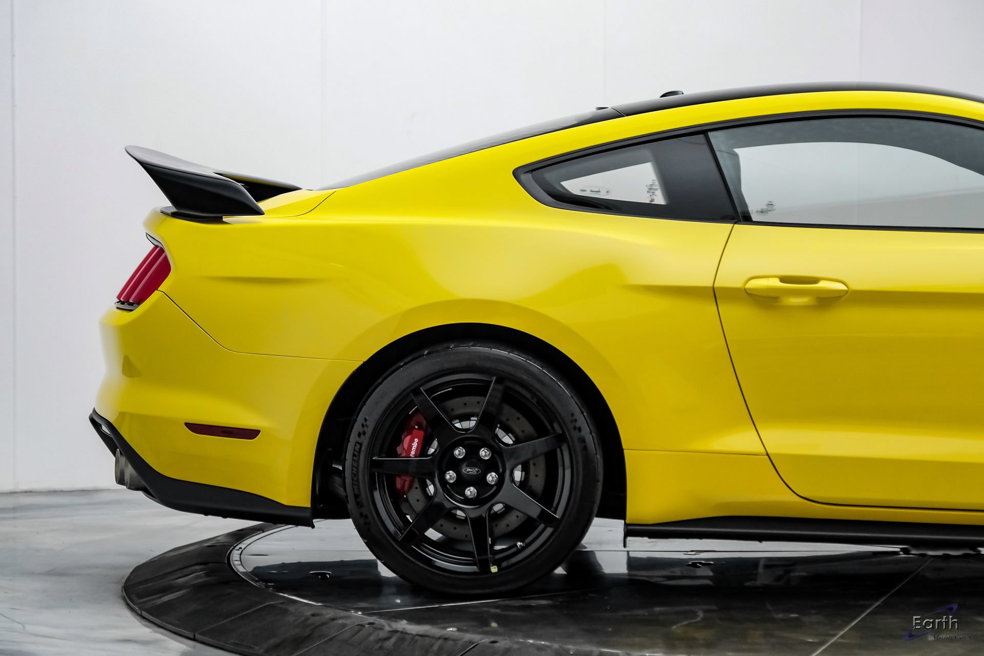 Used 2017 Ford Mustang Shelby GT350R w/ GT350R Equipment Group 920A RWD image 21