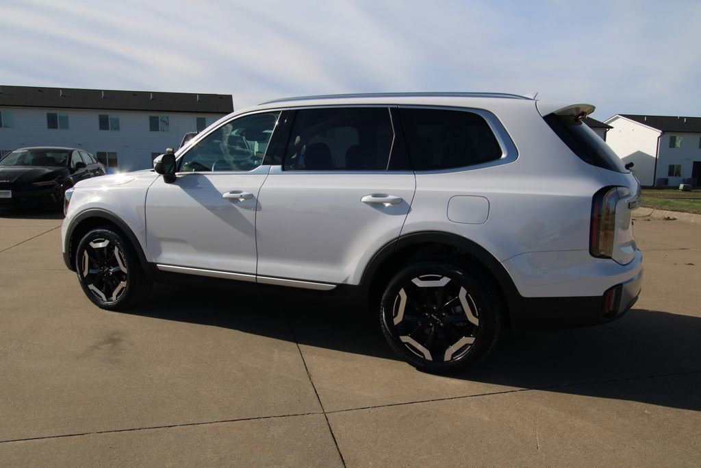 Used 2024 Kia Telluride EX w/ EX Captain's Chair Package image 17