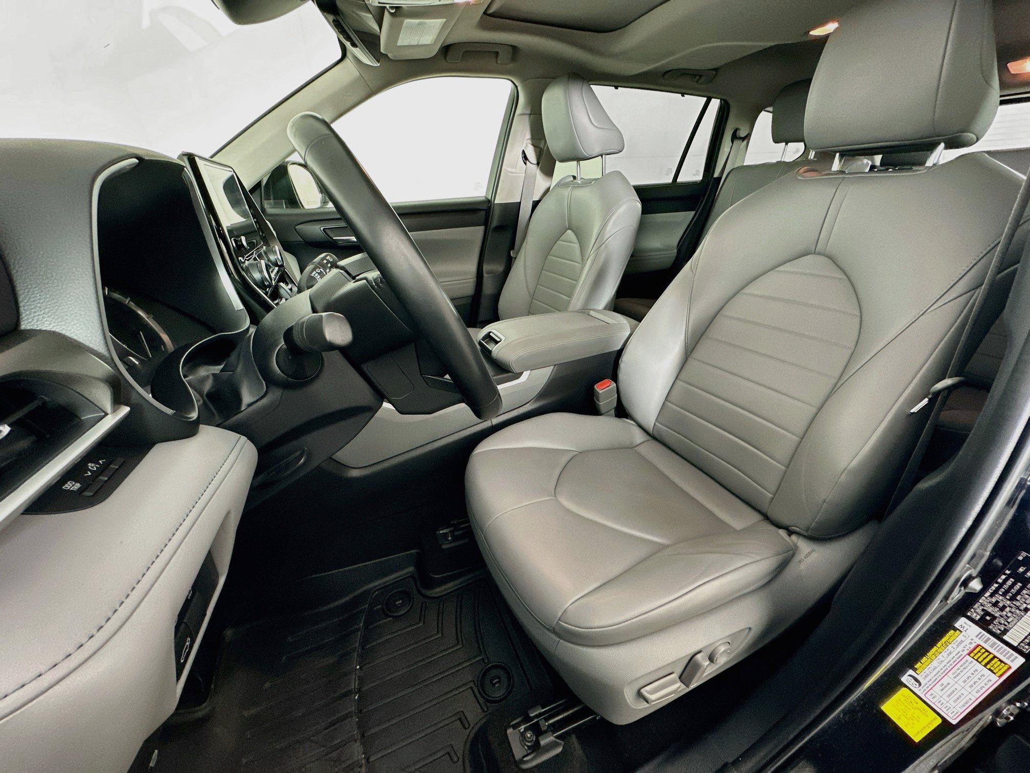 Used 2023 Toyota Highlander XLE FWD image 13