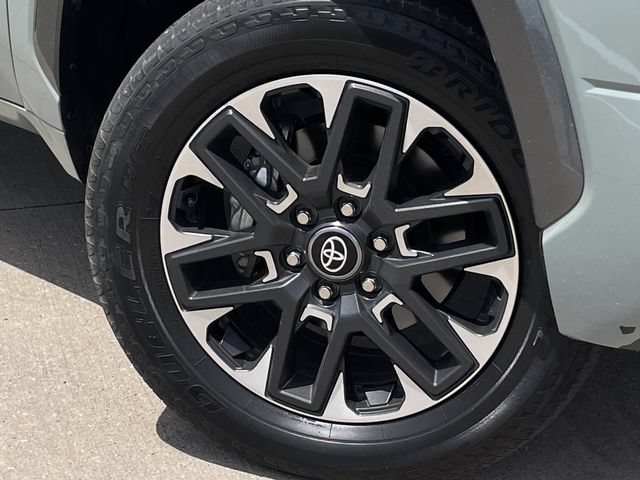 Used 2025 Toyota Tundra Limited AWD/4WD image 9