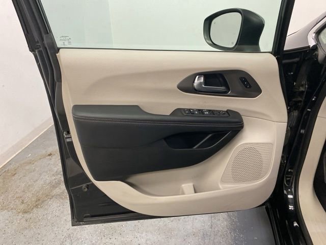 Used 2023 Chrysler Pacifica Touring-L FWD image 20