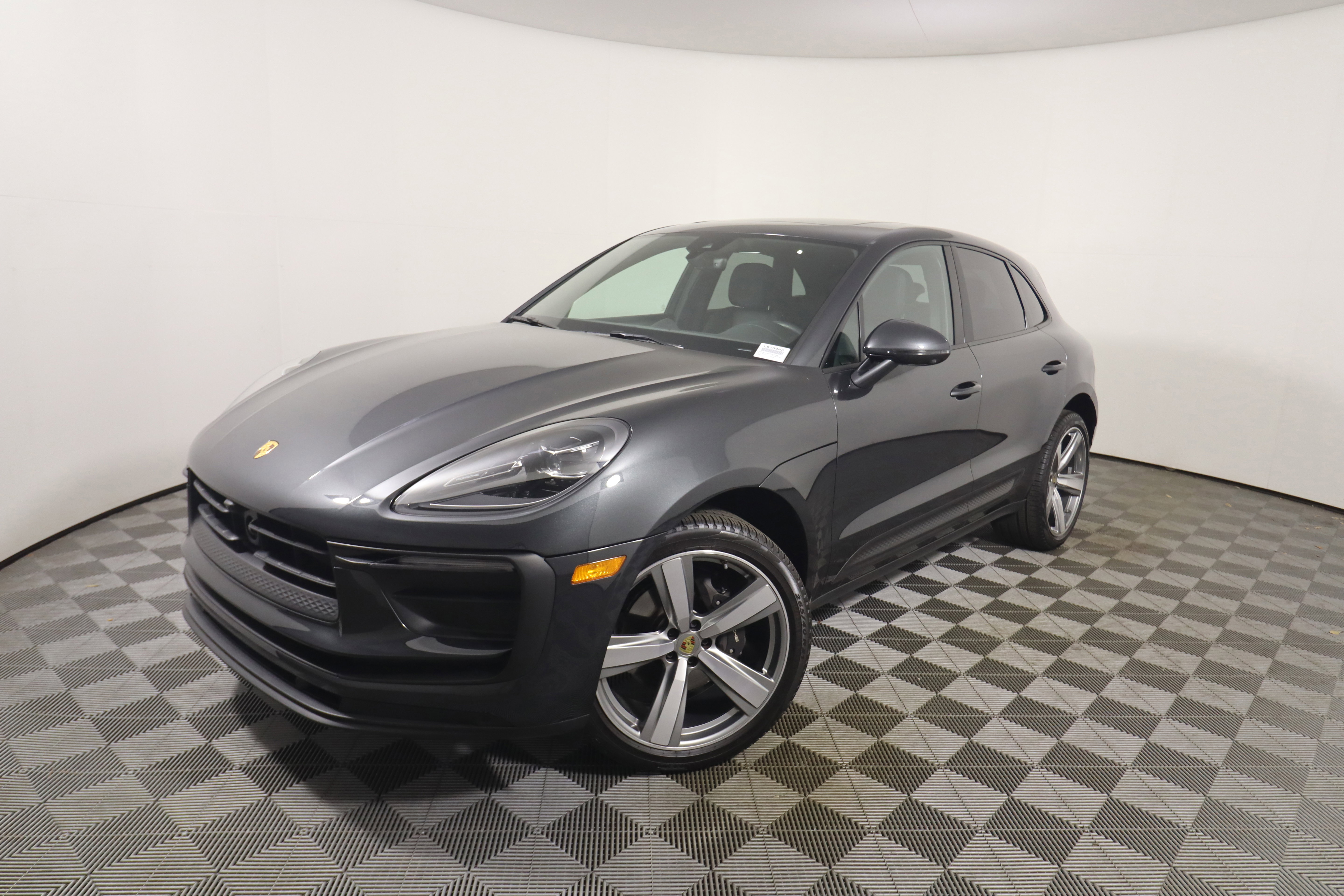 Certified 2025 Porsche Macan image 1