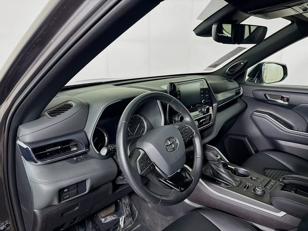 Used 2021 Toyota Highlander XSE AWD/4WD image 10