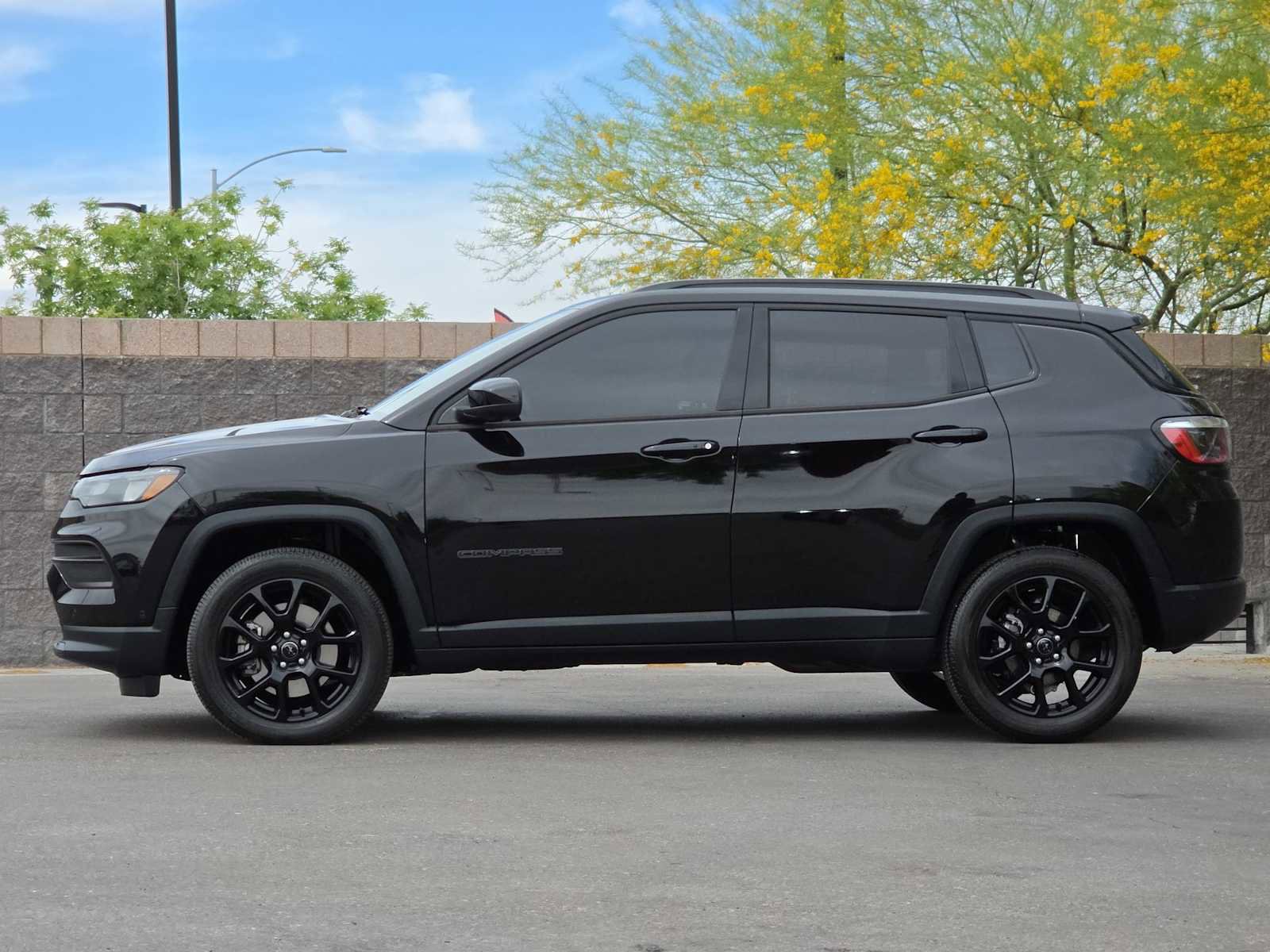 Used 2025 Jeep Compass Latitude w/ Convenience Group AWD/4WD image 6