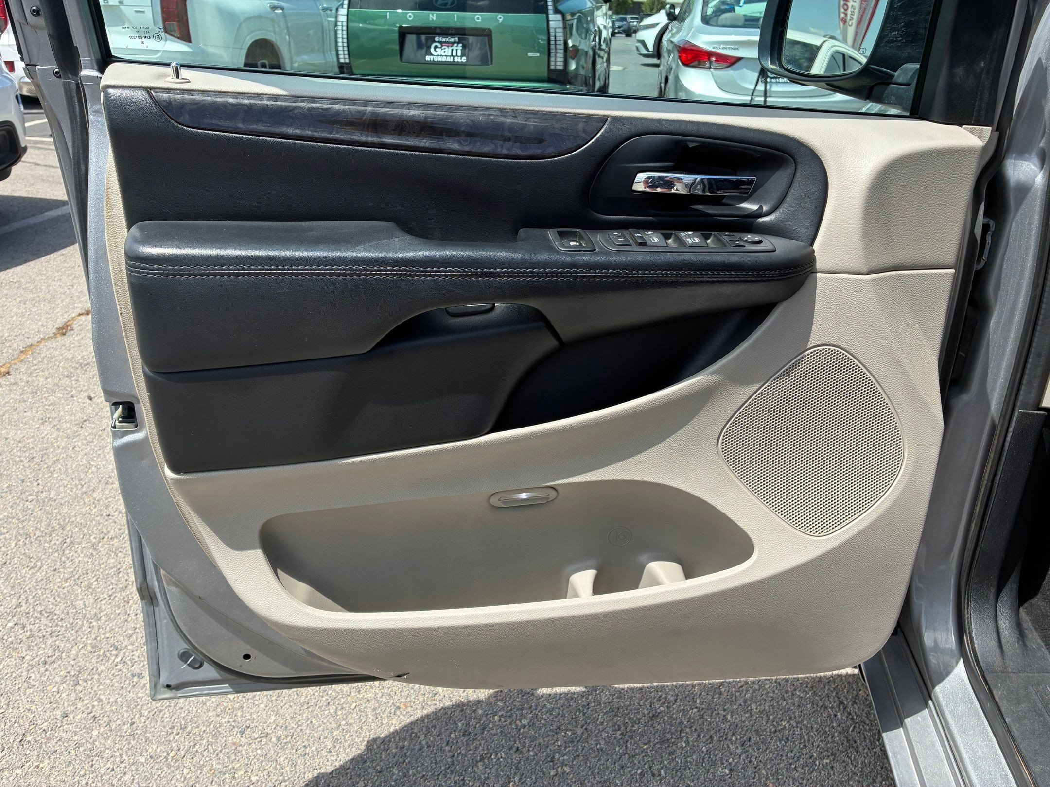 Used 2016 Dodge Grand Caravan SXT FWD image 15