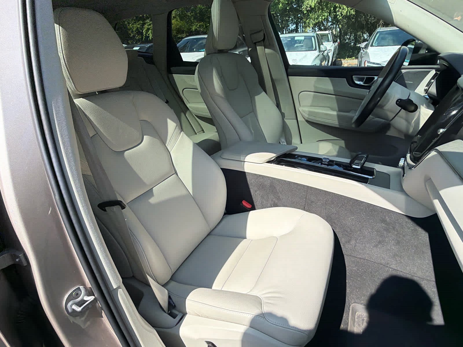 Used 2024 Volvo XC60 B5 Plus w/ Protection Package Premier AWD/4WD image 18