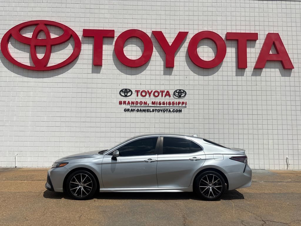 Used 2023 Toyota Camry SE image 3