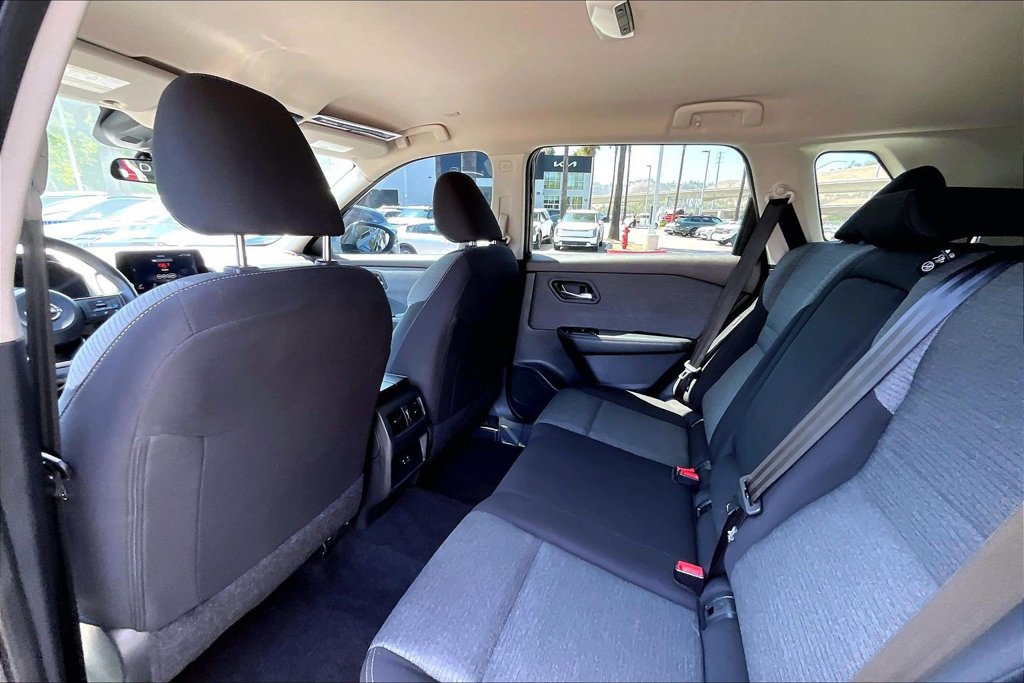 Used 2023 Nissan Rogue SV FWD image 16