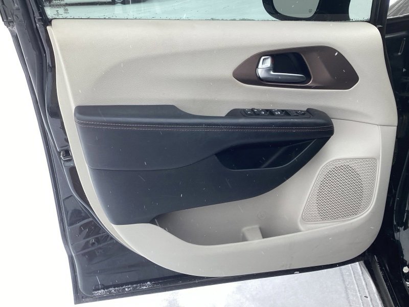 Used 2017 Chrysler Pacifica Touring-L image 15